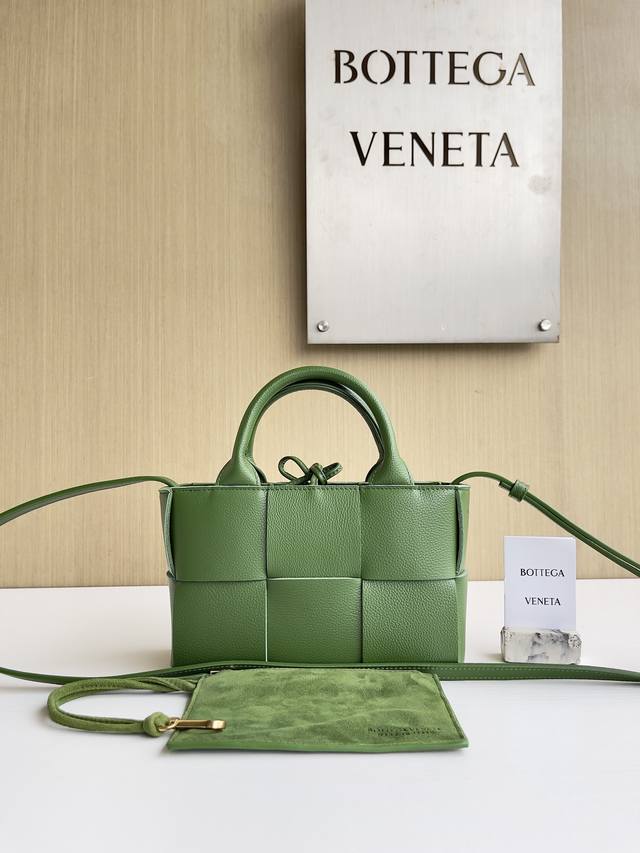 型号：709337 Bv迷你托特包 Arco Tote在这季终于有了Mini版 爱惨了这个Size 一直对Tote Bag情有独钟是因为它没有复杂的设计，简单俐