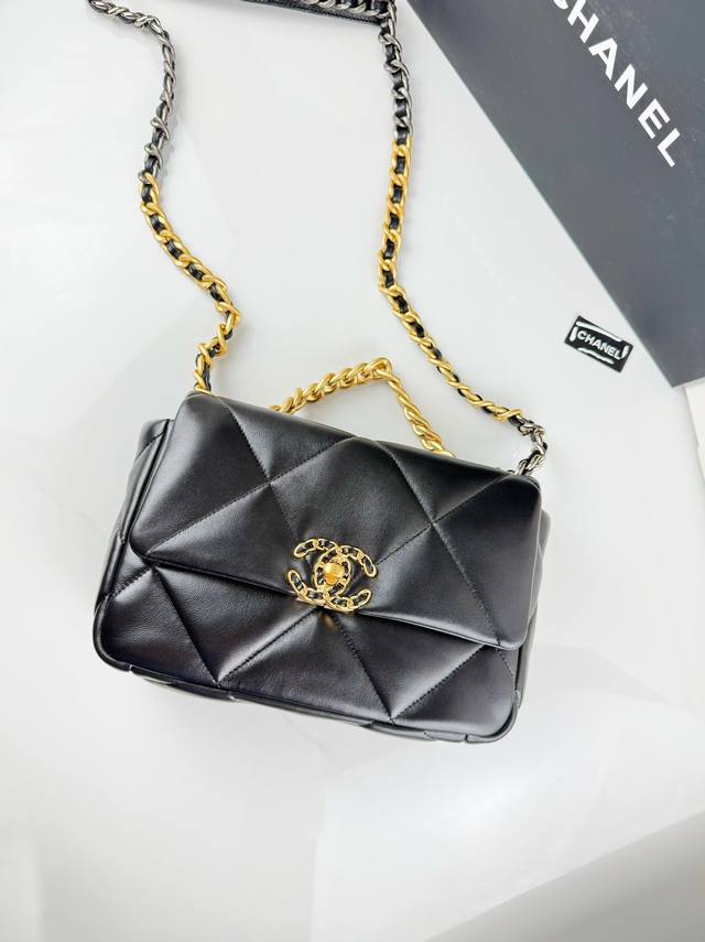 升级正品皮品质 经典黑金26Cm 采用进口一级绵羊皮 这款包是Karl Lagerfeld和新任总监Virginie Viard一起设计的，也是老佛爷给我们留下