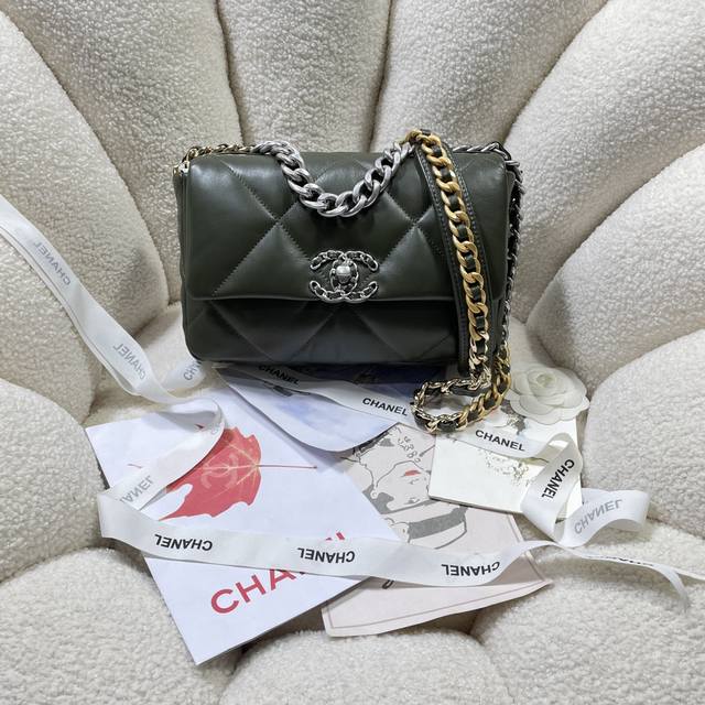 颜色：橄榄绿银扣 Chanel小香 新款 型号：As1160 年秋冬大菱格豆腐包： 进口羊皮单口包 古银：白叻：金色：3种金属混搭肩带 粗链条彰显休闲风格 这种