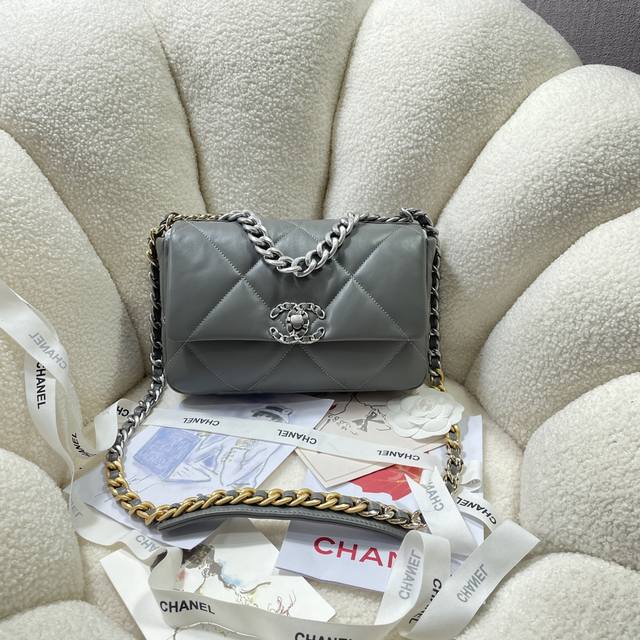 颜色:深灰银扣 Chanel小香 新款 型号:As1160 年秋冬大菱格豆腐包: 进口羊皮单口包 古银:白叻:金色:3种金属混搭肩带 粗链条彰显休闲风格 这种非 颜色:深灰银扣 Chanel小香 新款 型号:As1160 年秋冬大菱格豆腐包: 进口羊皮单口包 古银:白叻:金色:3种金属混搭肩带 粗链条彰显休闲风格 这种非