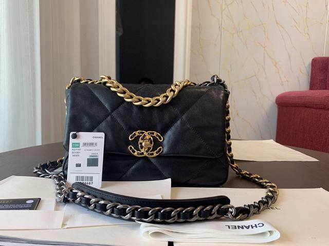 小号 中号 Chanel秋冬19Bag 结合一切经典的枕头包 这款包是Karl Lagerfeld和新任总监Virginie Viard一起设计的，也是老佛爷给