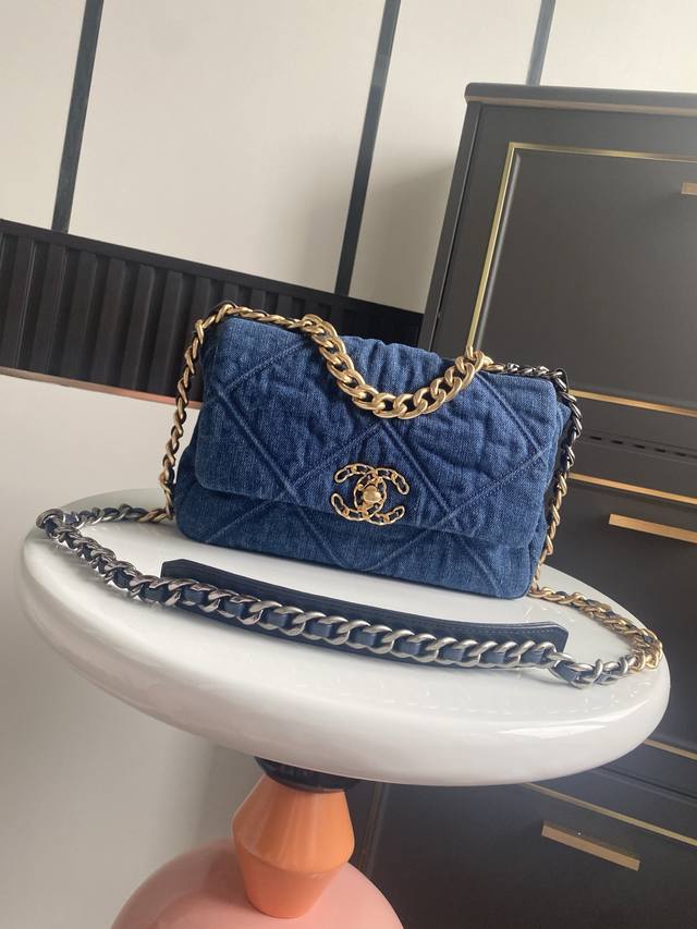 小号 中号 现货 Chane专柜同步最新款口盖包经典双C Logo 链条采用做旧复古金银链拼接 这款包结合了一切经典元素 菱格纹、皮链袋、双C标志可手拿 斜挎