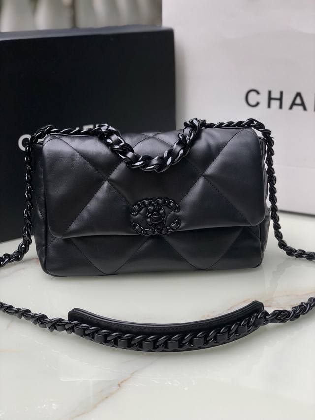 小号 中号 品牌:Chanel型号:S1160简介:原单质量，经典之作，华丽与气质的前沿，是你意想不到的尊贵。皮种:原单进口羊皮，里配原版布。五金:原版五金配制
