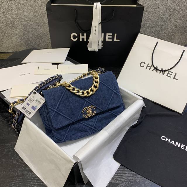 小号 中号 Chanel::型号:中号:As1161#:尺寸:20X30X10Cm:小号:As1160#:尺寸:26X16X9Cm: 牛仔布料.豆腐包现货: 单 小号 中号 Chanel::型号:中号:As1161#:尺寸:20X30X10Cm:小号:As1160#:尺寸:26X16X9Cm: 牛仔布料.豆腐包现货: 单