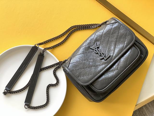 特级精品 533037深灰银链条牛皮 配全套专柜最新包装杂志 家 原厂皮配包装 有人叫她NⅰKⅰ小乖乖夏天就是要用小点的包，轻巧大气！主要是特别能装！质量完全不