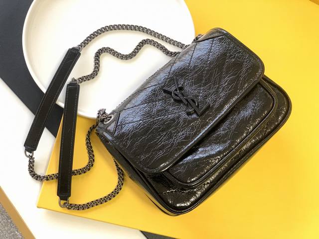 特级精品 533037黑色银链条牛皮 配全套专柜最新包装杂志 家 原厂皮配包装 有人叫她NⅰKⅰ小乖乖夏天就是要用小点的包，轻巧大气！主要是特别能装！质量完全不