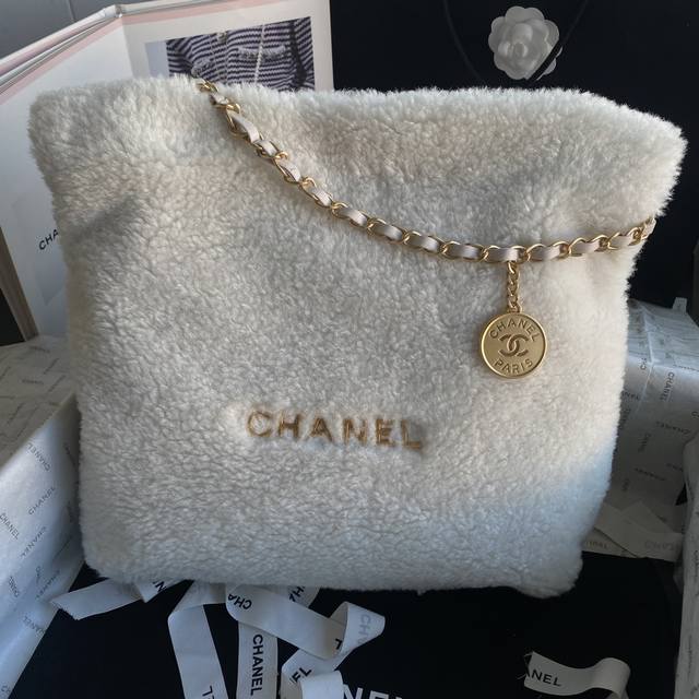 小号 大号 Chane124K Bag 冬季毛绒 像泰迪熊一样温暖可爱 毛茸茸包包将成为您时尚复古的最佳搭档 时尚与复古早已是相互交融的存在 无疑是时尚界当红的