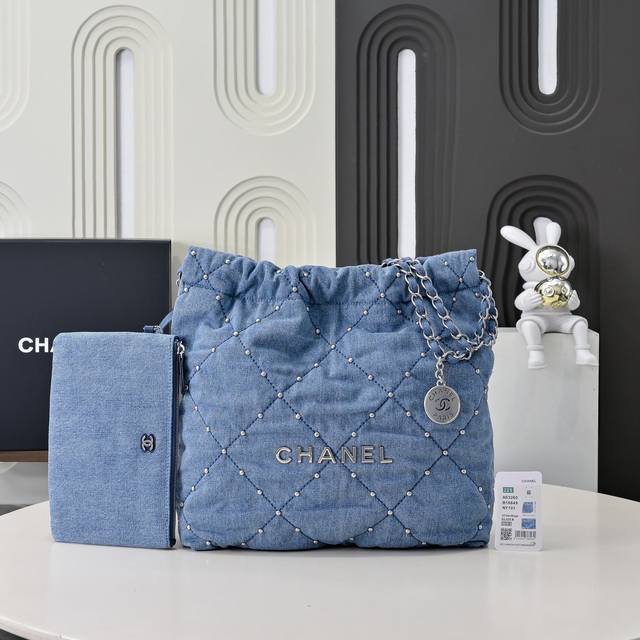小号 大号 Chane1 24A丹宁牛仔！牛仔钉珠22Bag仍然是同色系皮穿链，五金全部是银色，和蓝色真的好搭！吸睛又时髦儿～充满了清冷清凉感，设计真的很独特吸