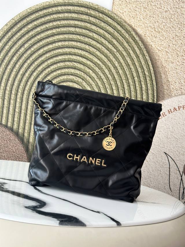 小号 大号 全新包火爆来袭 原皮黑银 中号：3260 热点上新 说它 垃圾袋 也好，购物袋也罢 反正就是很对味 以年份数字为命名的都要对准它 绝对是经典中的天花