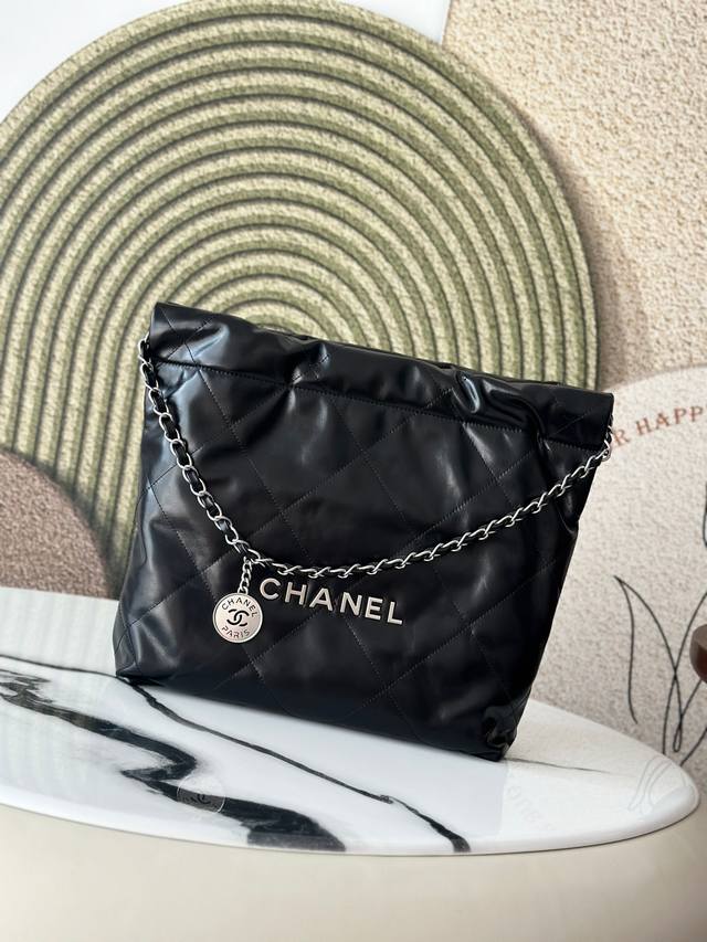 小号 大号 全新包火爆来袭 原皮黑银 中号：3260 热点上新 说它 垃圾袋 也好，购物袋也罢 反正就是很对味 以年份数字为命名的都要对准它 绝对是经典中的天花