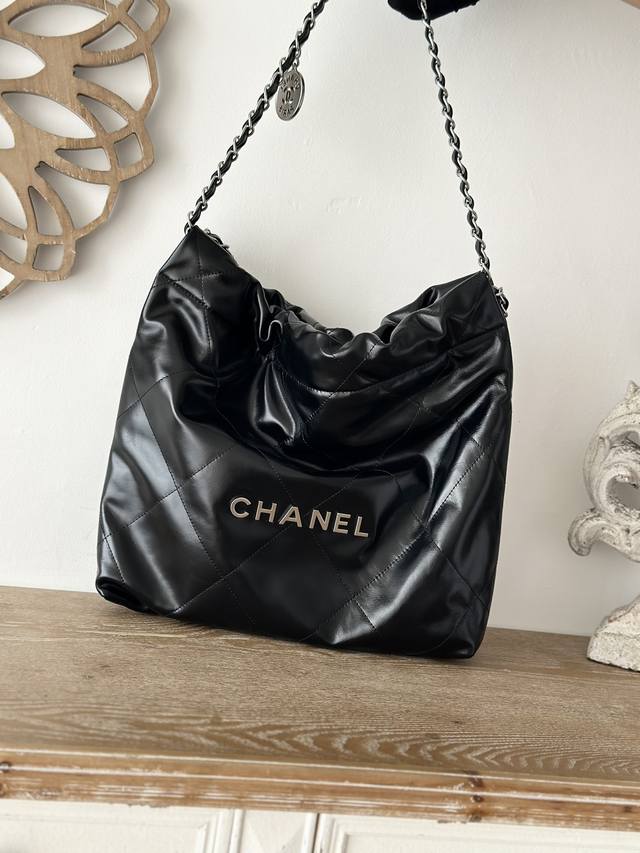 小号 大号 全新包火爆来袭 原皮黑银 中号：3260 热点上新 说它 垃圾袋 也好，购物袋也罢 反正就是很对味 以年份数字为命名的都要对准它 绝对是经典中的天花