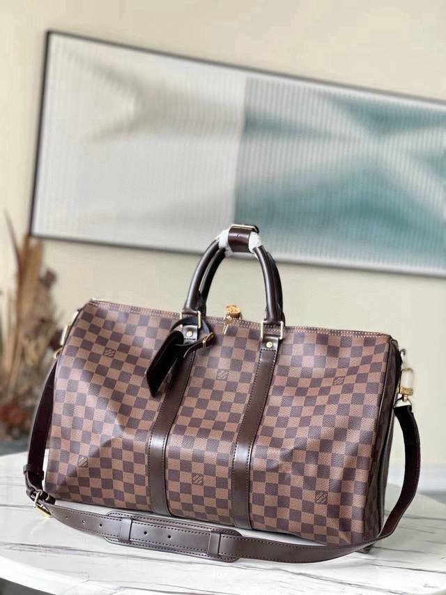 45尺寸 顶级原单 M41414 咖格 容量宽敞，使用灵活。经久耐用，安全可靠。时尚风格，成熟稳重。采用安全的双拉链和挂锁，因此特别适于商务或娱乐之用。尺寸：4