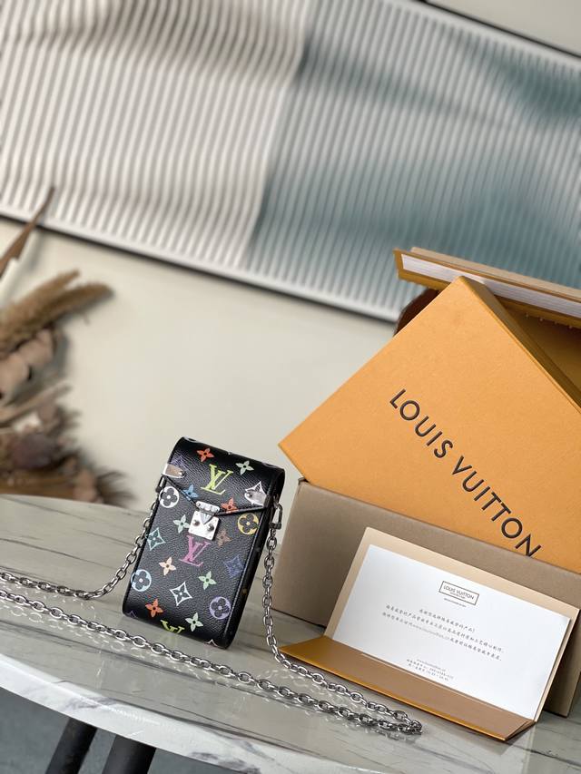 顶级原单M14098 本款Metis手机包出自路易威登×村上隆再版系列，以缤纷Monogram涂层帆布彰显活泼个性。翻盖配有铆钉包角和S-Lock锁扣，致意品牌