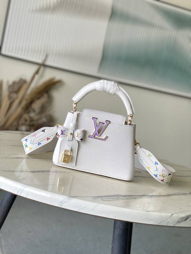 特级原厂皮 M13253 Mini 本款Capucines手袋出自路易威登X村上隆再版系列，选用Taurillon牛皮革妙趣演绎经典设计。Lv字母和可拆卸Mon