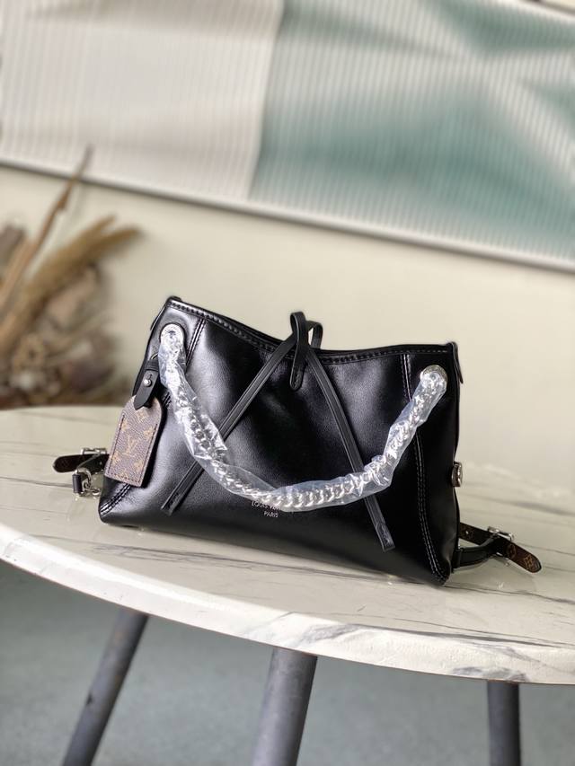 头层皮 顶级原单 M12888 本款Carryallbb手袋以利落线条勾勒丰盈轮廓，为经典羊皮革点缀亮泽Monogram花卉金属链条，与Monogram帆布名牌