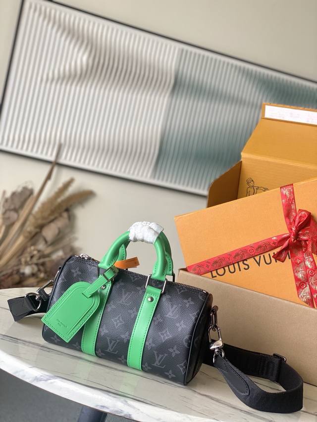 顶级原单M25885 本款Keepal Bandouliere 25手袋有Monogram Eclipse帆布的摩登风尚,搭配做旧金属件和明丽皮革制成的侧带、手 顶级原单M25885 本款Keepal Bandouliere 25手袋有Monogram Eclipse帆布的摩登风尚,搭配做旧金属件和明丽皮革制成的侧带、手