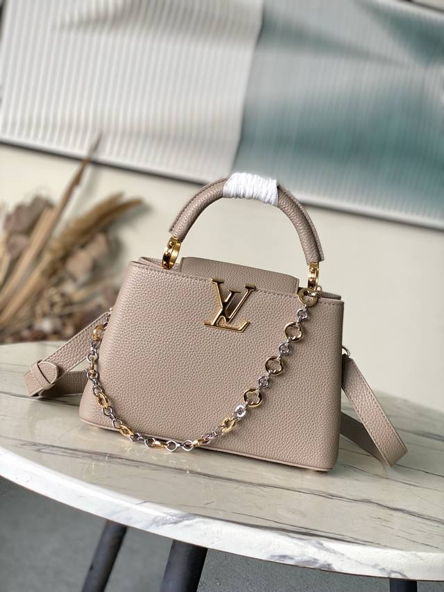 特级原厂皮 M12935 大象灰小号 本款Capucines Bb手袋取材柔韧Taurillon牛皮革，以珠宝风格双镀链条和Monogram花卉元素点明Chai