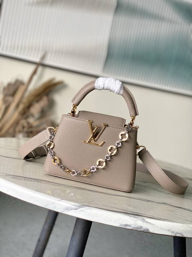 特级原厂皮 M12935 大象灰Mini 本款Capucines Mini 手袋取材柔韧Taurillon牛皮革，以珠宝风格双镀链条和Monogram花卉元素点