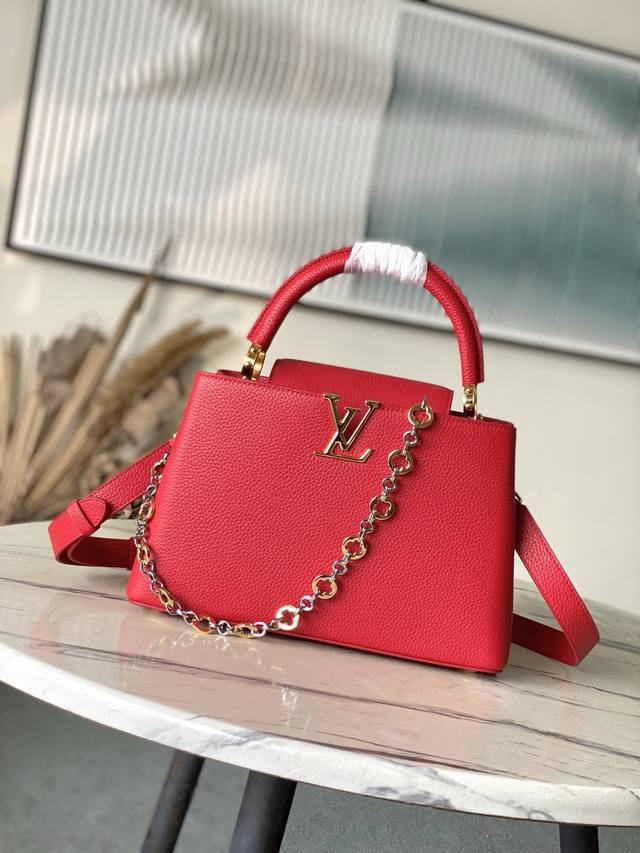 特级原厂皮 M12935 红色中号 本款Capucines中号手袋出自Chain On You系列，以Taurillon牛皮革聚焦品牌匠心巧思与精良工艺。珠宝风