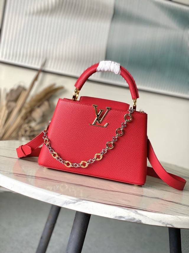 特级原厂皮 M12935 红色小号 本款Capucines Bb手袋取材柔韧Taurillon牛皮革，以珠宝风格双镀链条和Monogram花卉元素点明Chain