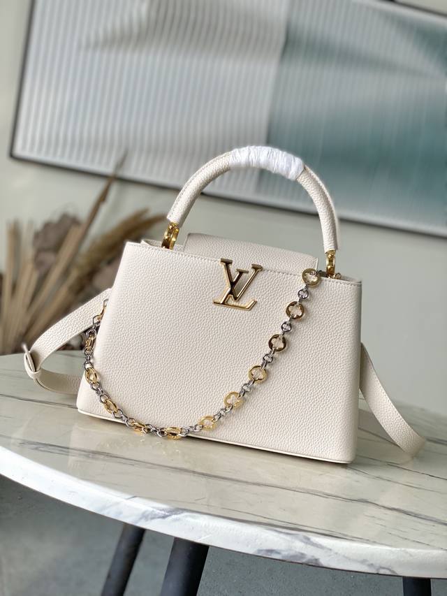 特级原厂皮 M12935 奶白色中号 本款Capucines中号手袋出自Chain On You系列，以Taurillon牛皮革聚焦品牌匠心巧思与精良工艺。珠宝