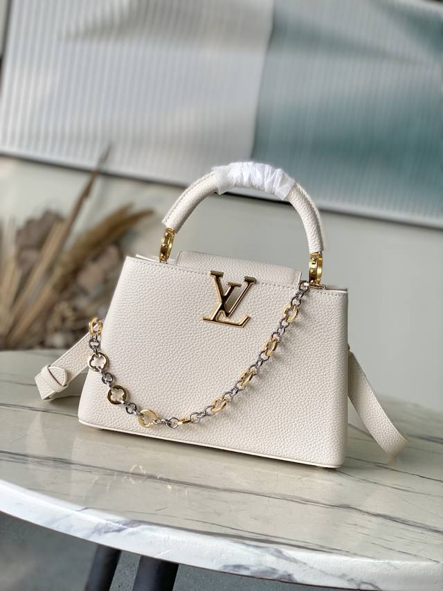 特级原厂皮 M12935 奶白色小号 本款Capucines Bb手袋取材柔韧Taurillon牛皮革，以珠宝风格双镀链条和Monogram花卉元素点明Chai