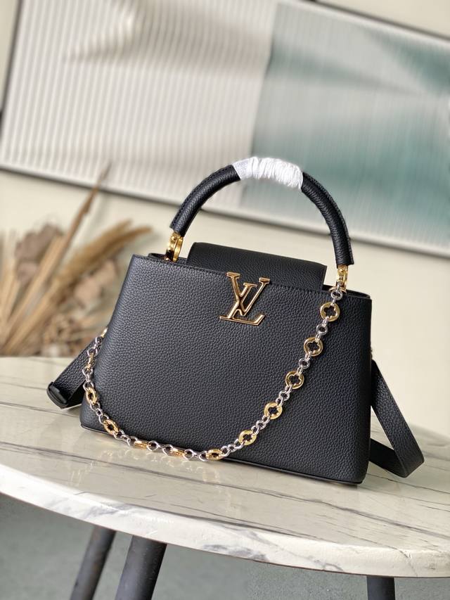 特级原厂皮 M12936 黑色中号 本款Capucines中号手袋出自Chain On You系列，以Taurillon牛皮革聚焦品牌匠心巧思与精良工艺。珠宝风