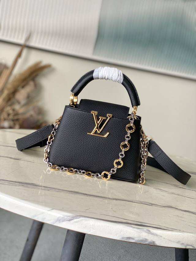 特级原厂皮 M12936 黑色Mini 本款Capucines Mini 手袋取材柔韧Taurillon牛皮革，以珠宝风格双镀链条和Monogram花卉元素点明