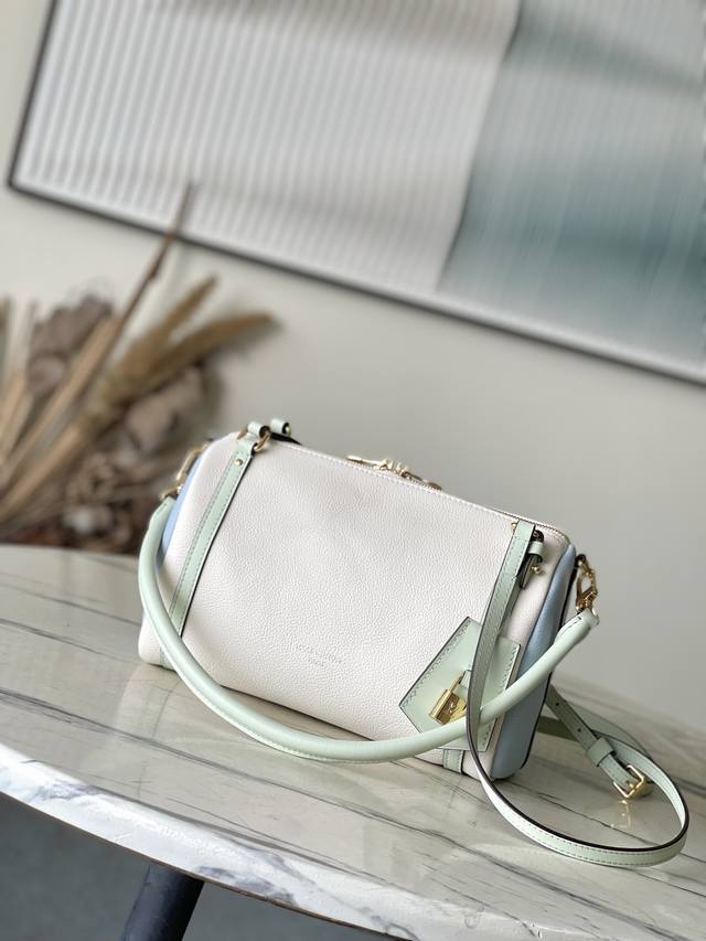 头层皮 顶级原单 M26905 本款Express小号手袋堪称都市品，其设计灵感源自品牌经典Keepall旅行袋。选用细腻牛皮革精心打造，饰以Monogram经