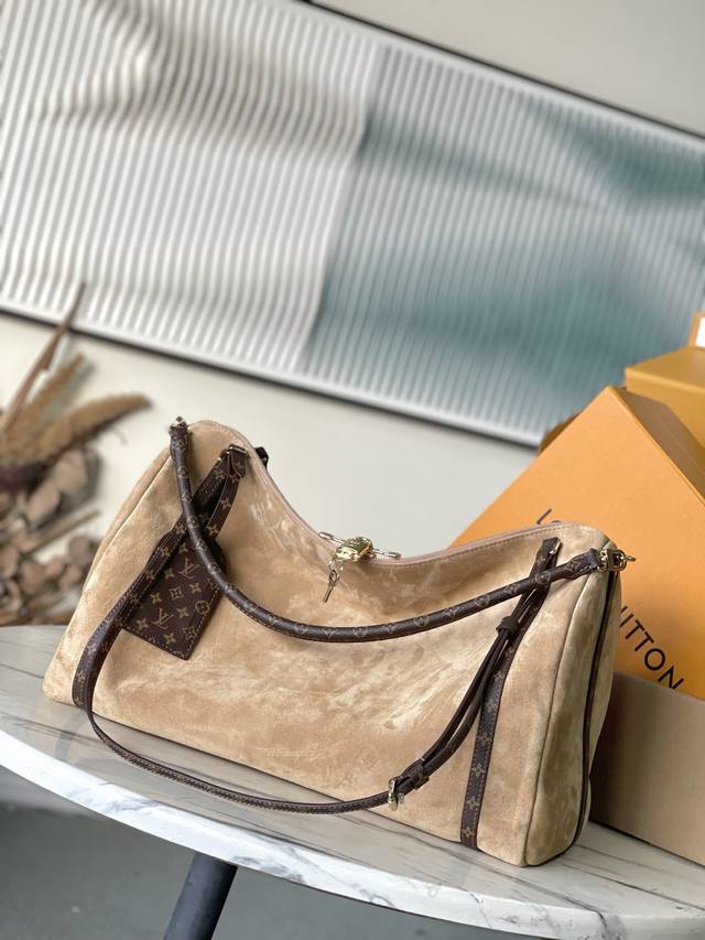 头层皮 顶级原单M26451 Express Travel大号手袋以柔软牛皮革和Monogram织物内衬塑造柔美构型，展现Nicolas Ghesquiere对