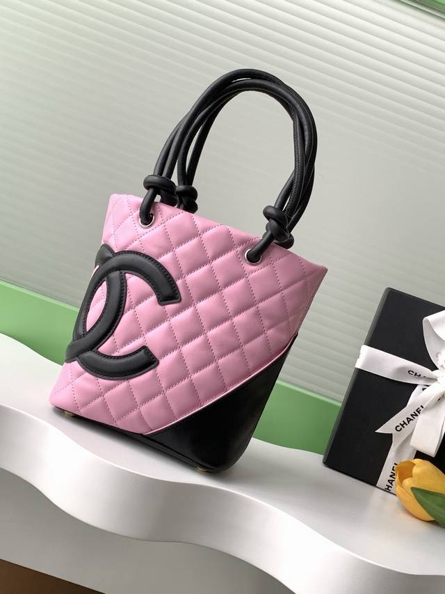 小号熊猫配色的康鹏好看绝了 谁背谁帅香奈儿康鹏菜篮子包身上醒目的Logo作为装饰远远看去就能认出是香奈儿的包单肩手提 啥都能装得下康鹏购物 百搭低调不过时自重轻