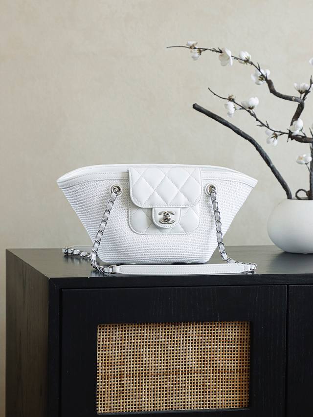 顶级原单 手工编织包 手工编织包购物袋 三色选 小号 大包小包都是度假氛围里绕不开的拉菲草以及藤条编织元素，采用进口天然麦杆草，只是没想到在夏日风情的度假系列里