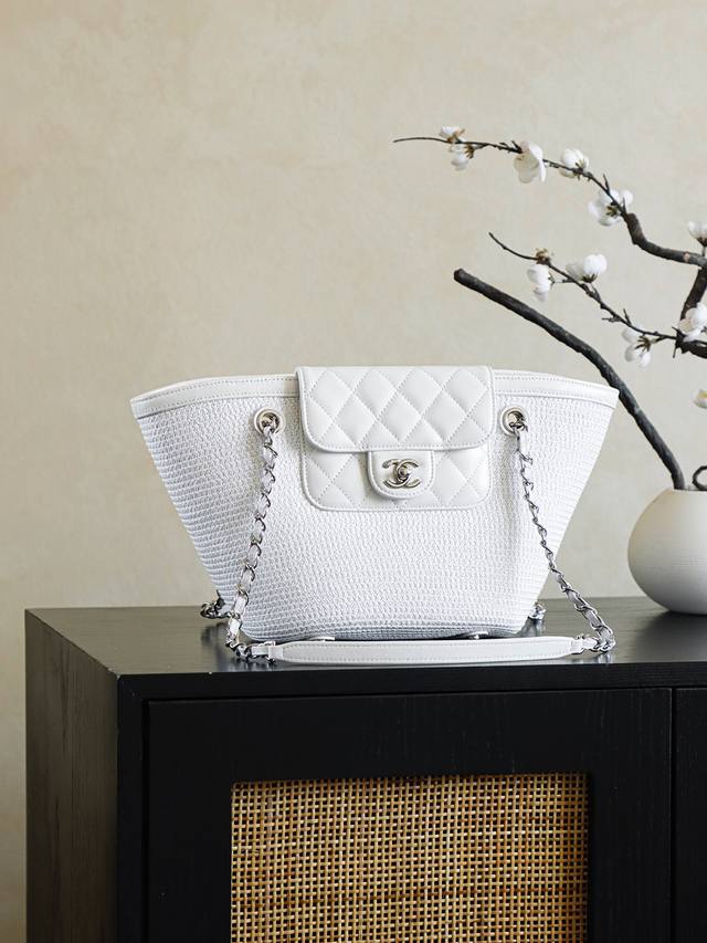 顶级原单 手工编织包 手工编织包购物袋 三色选 大号 大包小包都是度假氛围里绕不开的拉菲草以及藤条编织元素，采用进口天然麦秆草，只是没想到在夏日风情的度假系列里