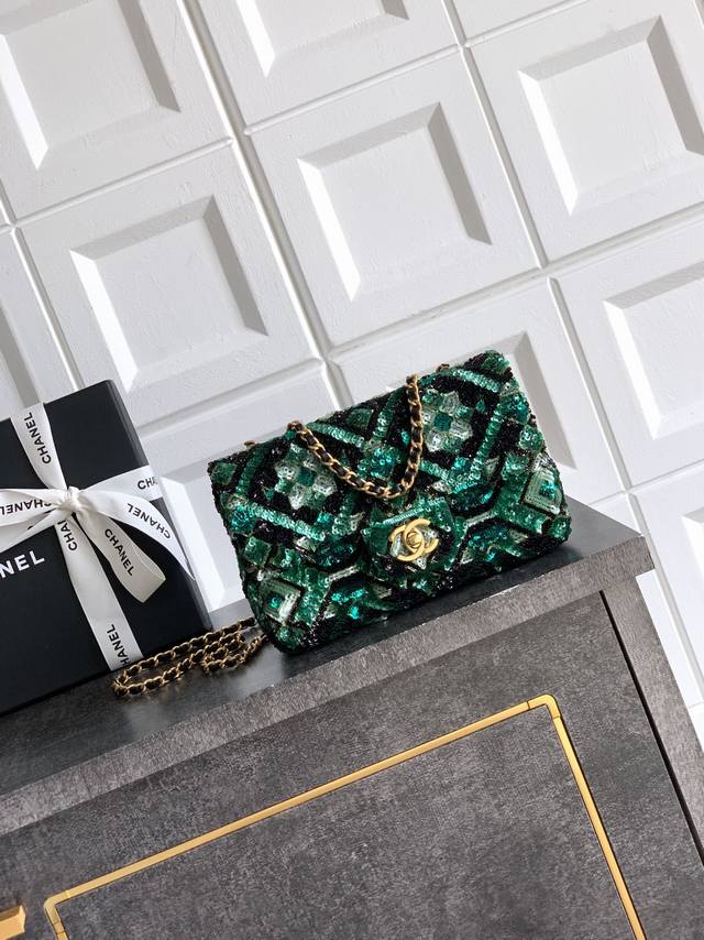 顶级原单 Ohanel祖母绿钉珠Cf妥妥的人间富贵花刺绣钉珠亮片Cf大Mini21年的手工坊系列妥妥的人间富贵花2华丽的亮片刺绣！繁杂的花纹设计美妙的祖母绿配色