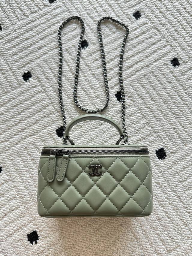 品牌:Chanel型号:Ap5420简介:原单质量，经典之作，华丽与气质的前沿，是你意想不到的尊贵。皮种:原单进口羊皮，里配原版布。五金:原版五金配制尺寸:17