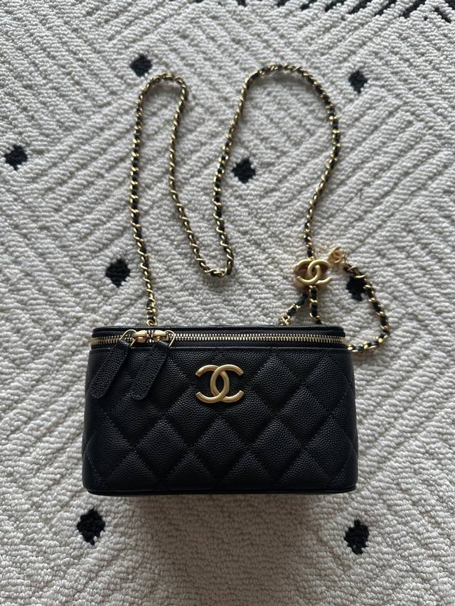 品牌:Chanel型号:Ap5120简介:原单质量，经典之作，华丽与气质的前沿，是你意想不到的尊贵。皮种:原单进口球纹皮，里配原版布。五金:原版五金配制尺寸:1