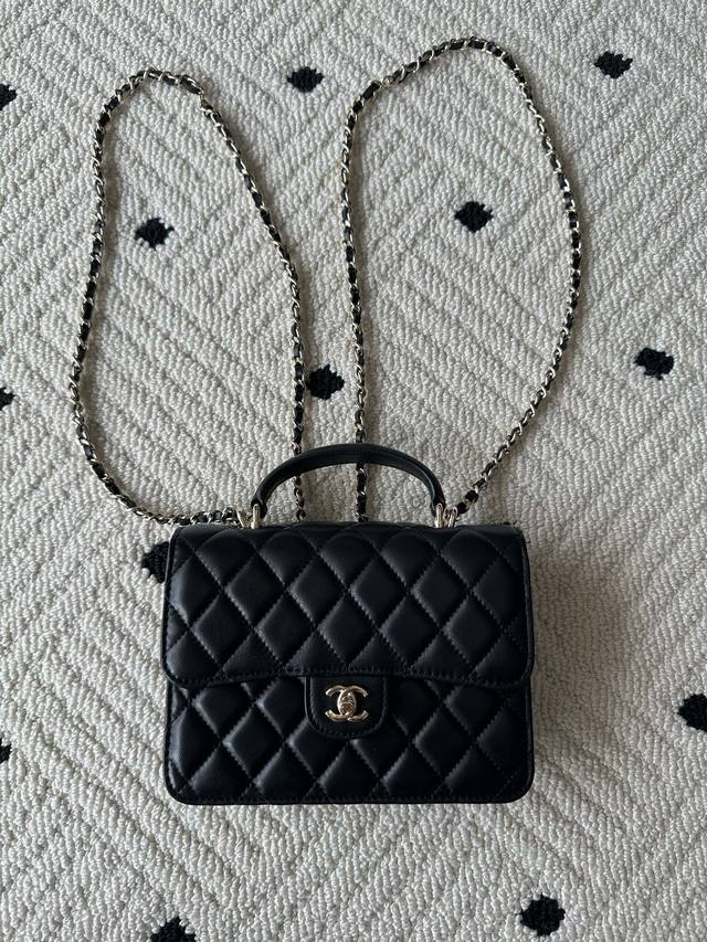 品牌:Chanel型号:Ap5790简介:原单质量,经典之作,华丽与气质的前沿,是你意想不到的尊贵。皮种:原单进口小羊皮,里配原版布。五金:原版五金配制尺寸18 品牌:Chanel型号:Ap5790简介:原单质量,经典之作,华丽与气质的前沿,是你意想不到的尊贵。皮种:原单进口小羊皮,里配原版布。五金:原版五金配制尺寸18