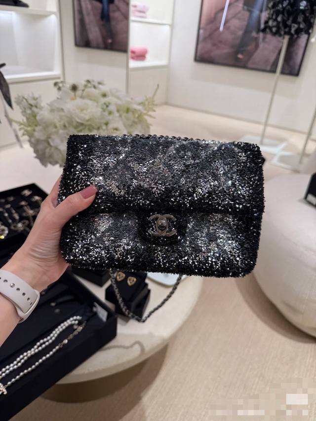 顶级原单 枪扣五金黑枪 盈光银色6171Ohanel 25B密性亮片、型状Cf超闪亮片珠片包接预定啦秋冬季滤镜，So Black炸街超酷实物简直美炸了超级少有的