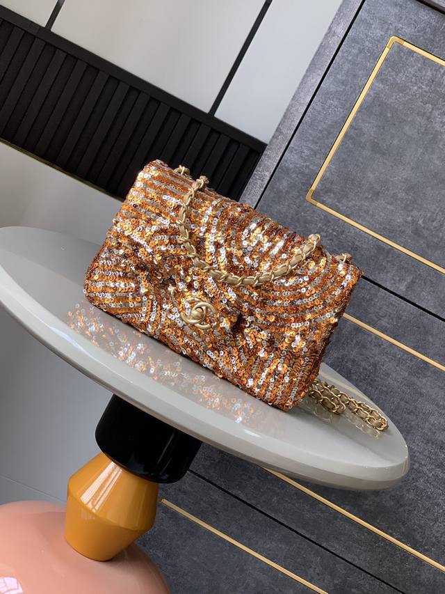 顶级原单 出货啦＂金蛇开运＂6171Ohanel 金色太阳花密性亮片、型状Cf超闪亮片珠片包接预定啦秋冬季滤镜，So Black炸街超酷实物简直美炸了超级少有的