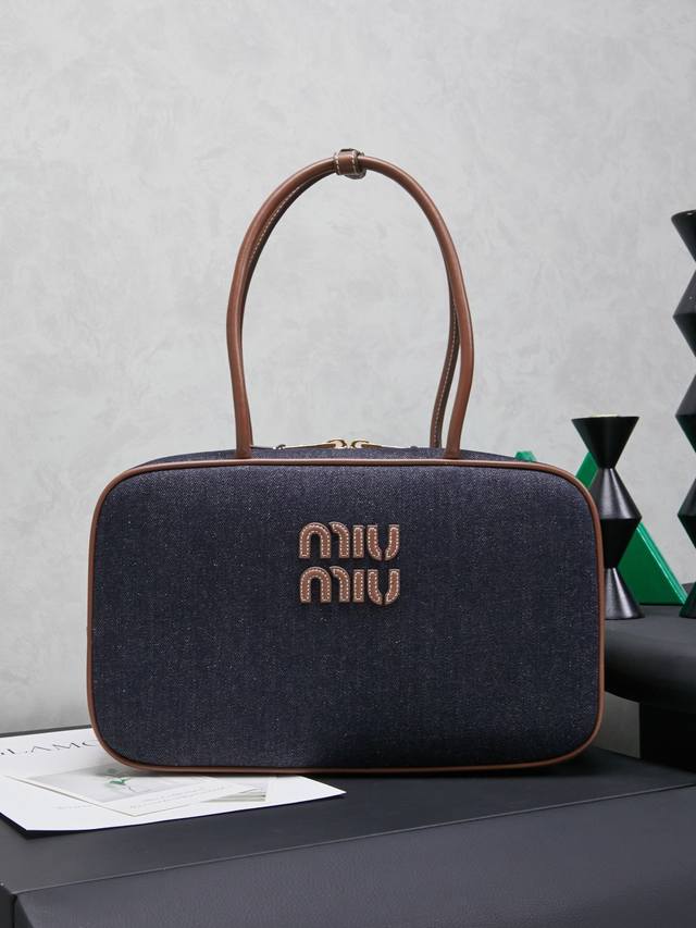 5Bb117Miumiu新品帆布公文包，时尚与经典的完全融合，下一个大爆款非它莫属，帆布面料搭配小牛皮，质感柔软且耐用，比起全皮款更加轻便且颜色也更百搭，无论外