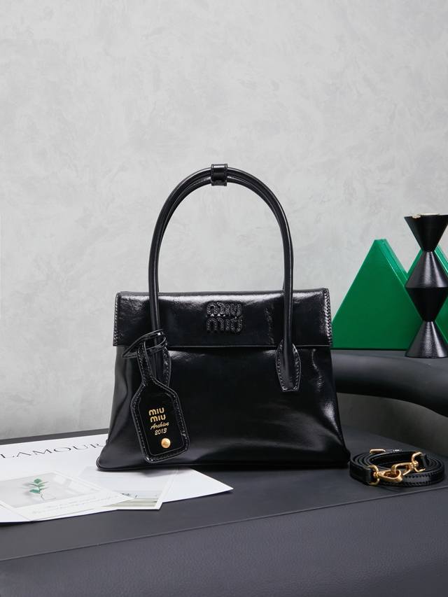 5Ba303：Mimisolitaire新款小牛皮手袋，灵感源自06年档案，结构化线条与精致的细节，经典与实验相结合的优雅风格，独特的皮革纹理，复古与时尚的冲击