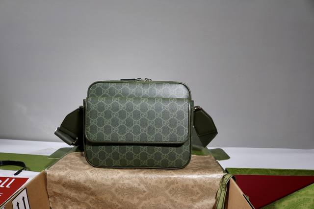 跑量价 简介：这款斜挎包在无边序曲系列中脱颖而出，在复古格调中注入现代设计精髓，该面料以黑色匠心呈现。可调节织带肩带为这款配饰注入一抹典藏魅力。 型号79547