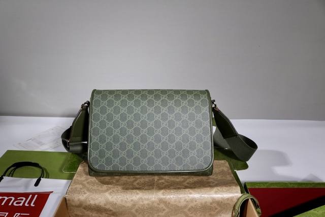 跑量价 简介：2025秋冬系列选用Gg字母图案涂层织物焕新诠释品牌一大标志性图案。这款中号斜挎包以新意织物匠心打造，搭配同色调皮革滚边更添格调。 森林绿Gg字母