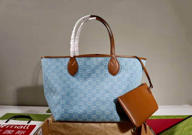 跑量价 简介：Totissima系列糅合“Tote”一词与意大利语中表示最高级的词语 Issima ，彰显这款小号托特包的实用功能和隽永底色。 蓝色和白色Gg丹