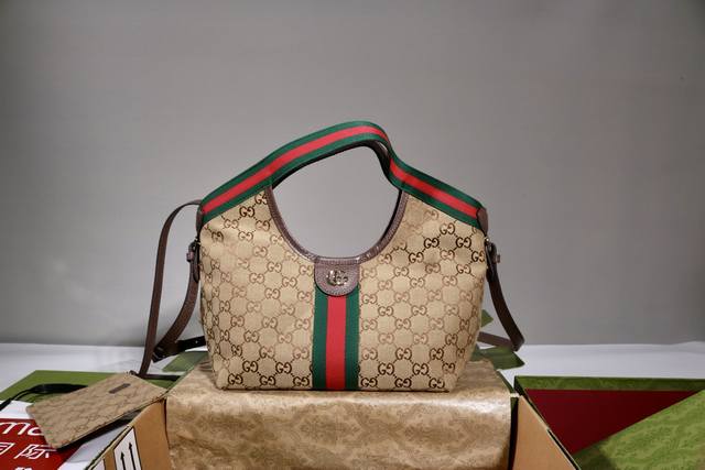 跑量价 简介：Gg系列推出小号版本，这款托特包亮相于品牌在佛罗伦萨发布的2026早春时装秀，致敬品牌意大利根源，彰显传承与革新精神。空间宽敞的设计以Gg帆布面料