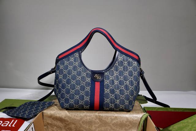 跑量价 简介：Gg系列推出小号版本，这款托特包亮相于品牌在佛罗伦萨发布的2026早春时装秀，致敬品牌意大利根源，彰显传承与革新精神。空间宽敞的设计以Gg帆布面料