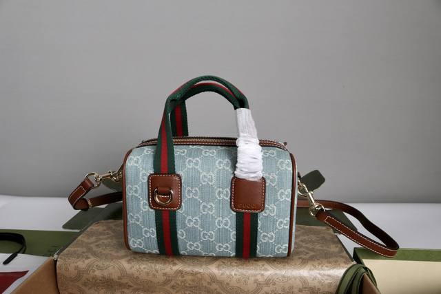 进口皮 简介：Ophidia系列亮眼呈献新颖廓形与功能，以标志性米色和棕色配色匠心演绎，缔就质地柔软的创新包袋单品。米色和深棕色Gg帆布 棕色皮革滚边浅金色调配