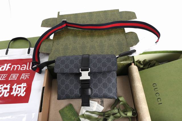 跑量价 简介：G家经典是品牌历经岁月洗礼却从未褪色的经典面料之一。该面料以超细纤维涂层织物打造，以全黑色匠心呈现，赋予这款斜挎包以独特魅力。同色调皮革滚边令整个