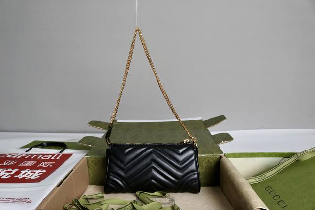 跑量价 简介：自问世以来，互扣式双G一直都是品牌的标志性元素之一。耳熟能详的品牌象征与皮革细节相融汇，令这款商务包成为瞩目的焦点。经典双G字母交织帆布材质令整款