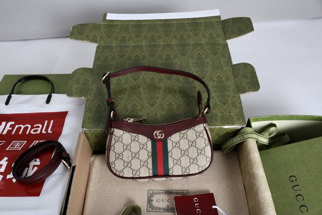 跑量价 简介：Ophidia系列小号肩背包红绿织带系列从品牌珍视的复古风格和符号中汲取丰富灵感，不断在每一季中焕新演变。这款腰包以百搭风格为特色。配有可拆卸背带